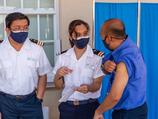 Hub humanitario: Panamá vacuna a los marinos que arriban a sus puertos