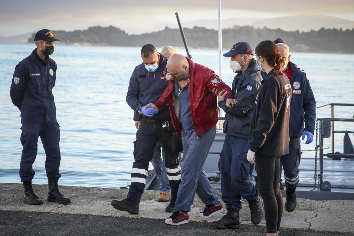 Tres heridos y dos hombres bloqueados en el incendio de un ferry en el Mar Jónico en Grecia