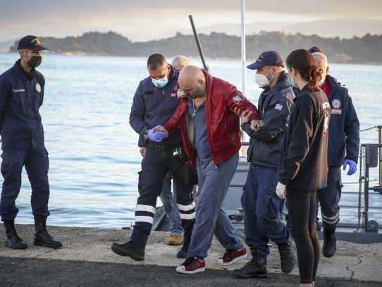 Tres heridos y dos hombres bloqueados en el incendio de un ferry en el Mar Jónico en Grecia