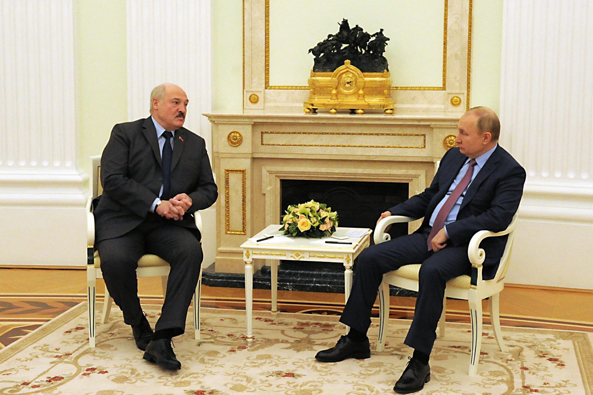 Putin se reúne con bielorruso Lukashenko para hablar de cooperación militar