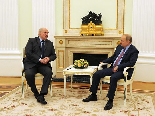 Putin se reúne con bielorruso Lukashenko para hablar de cooperación militar