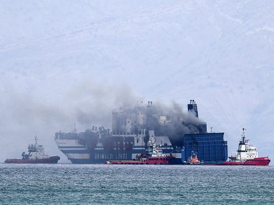 Disminuye esperanza de encontrar supervivientes en ferry italiano incendiado frente a Corfú