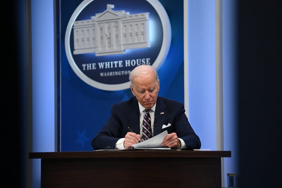 Biden promete seguir con los esfuerzos para endurecer la regulación de armas