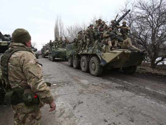 Ucrania lucha por conservar sus últimos bastiones en el este tras ataque contra una escuela