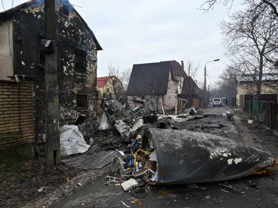 En el frente de Kiev, los proyectiles rusos reducen las casas a cenizas