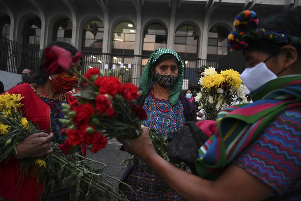 Guatemala captura a exmiembros del ejército por masacre de indígenas