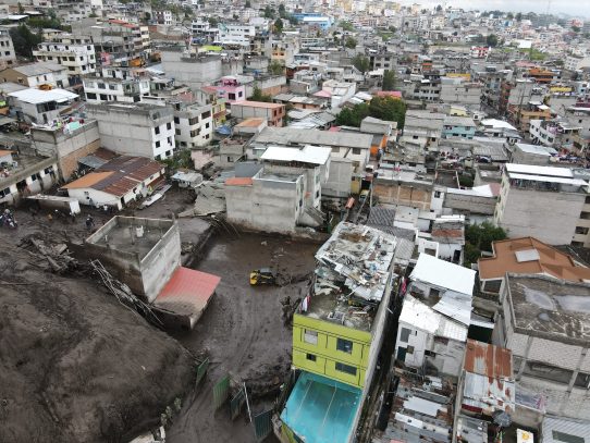 Aluvión que arrasó cancha deportiva deja 22 muertos y 20 desaparecidos en Quito