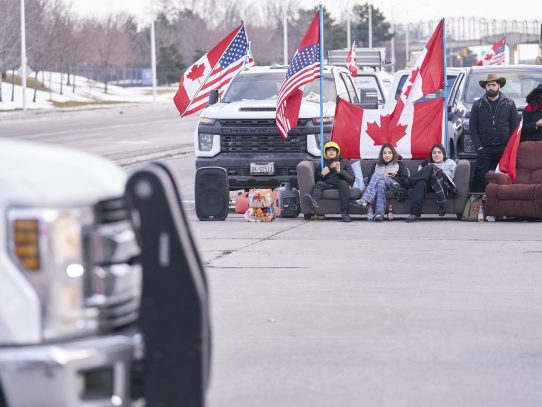 Protesta de camioneros por restricciones en Canadá crece y fomenta similares en el exterior