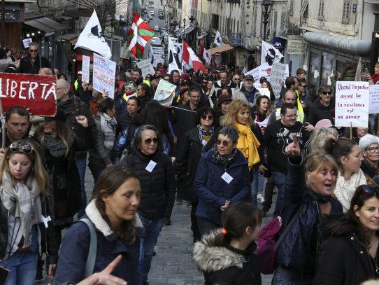Policía dispersa con gases protesta contra medidas anticovid en París