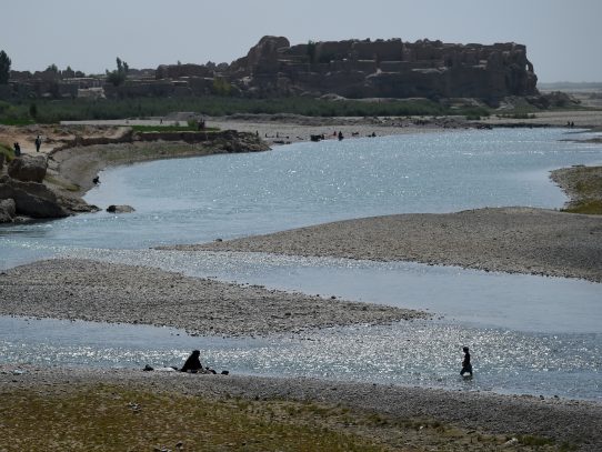 Irán insta a los talibanes a abrir "ampliamente" compuertas de río fronterizo