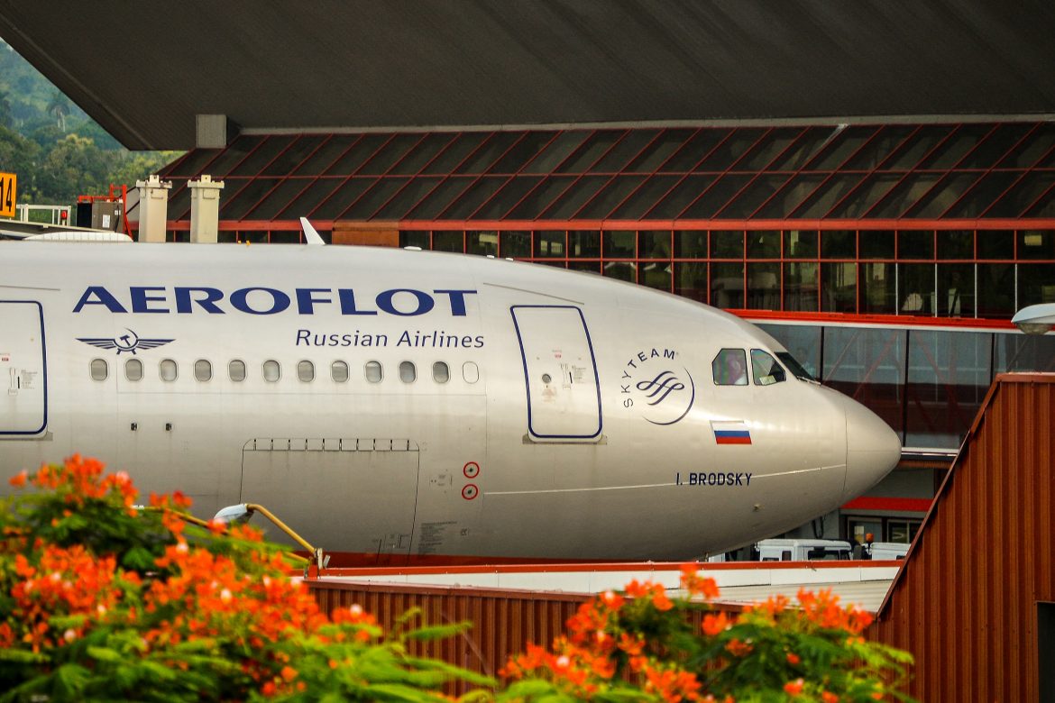 Aerolínea rusa Aeroflot suspende todos sus vuelos a Europa