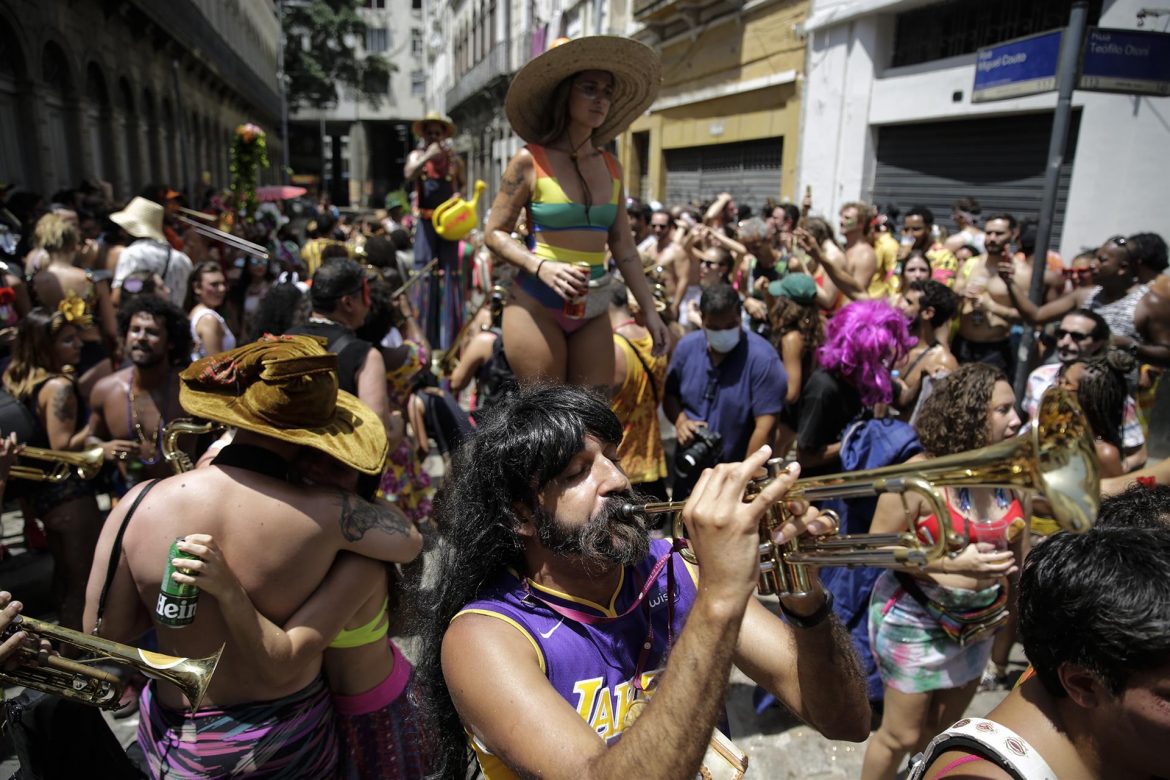 Comparsas callejeras de Carnaval salen al centro de Río a pesar de veto