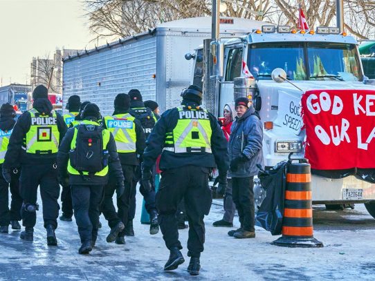 Manifestantes abandonan el bloqueo de un cruce fronterizo en el oeste de Canadá