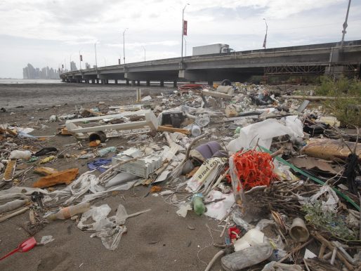 La basura que Panamá no recicla termina en sus ríos y en el mar
