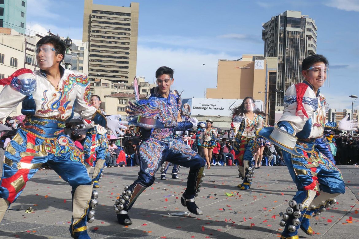 Bolivia empezó a vivir el carnaval con precauciones tras dos años de pandemia