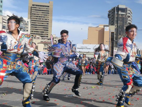 Bolivia empezó a vivir el carnaval con precauciones tras dos años de pandemia