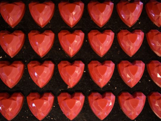 Día de los Enamorados: mensajes de amor, bombones para ellos y dinero por doquier