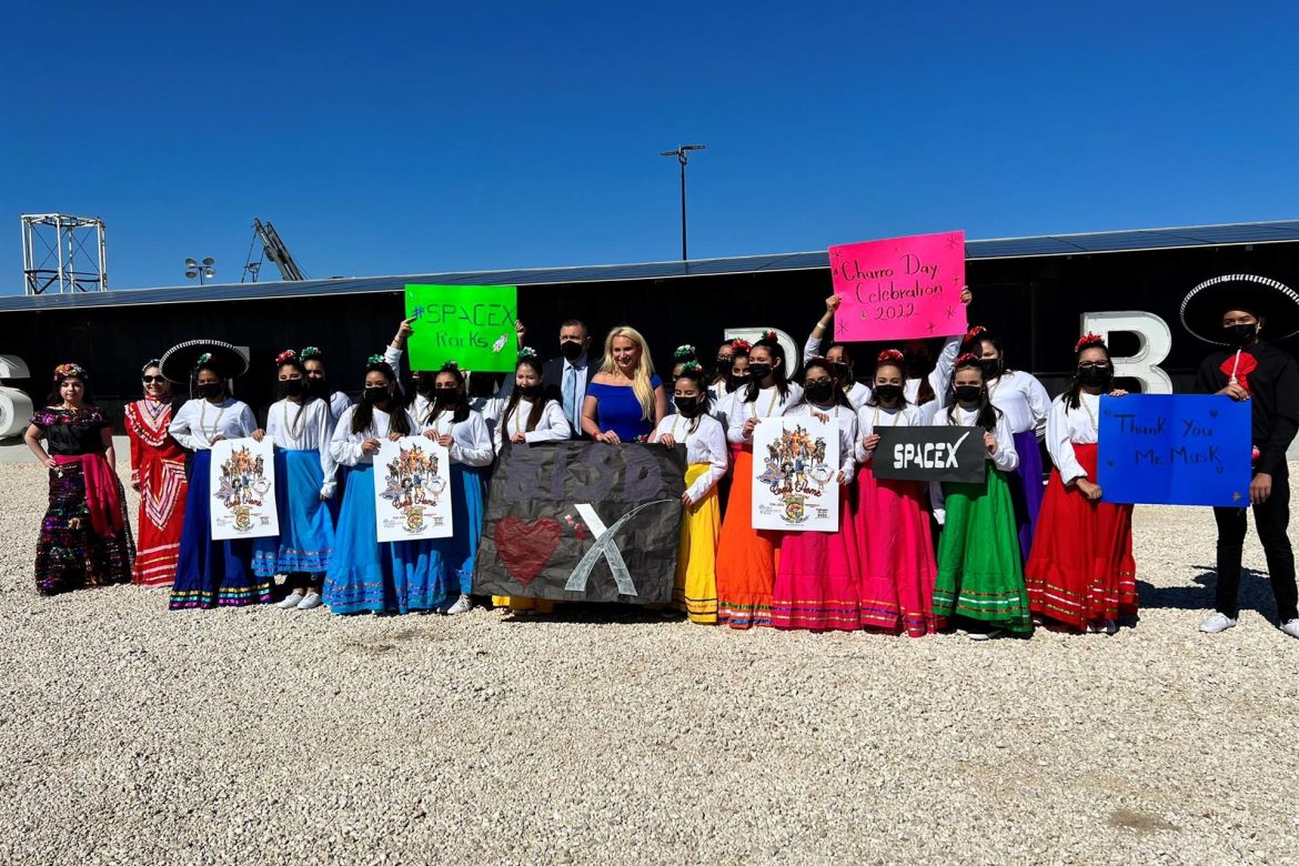 Estudiantes en Texas invitan a Elon Musk a celebrar "Charro Days"