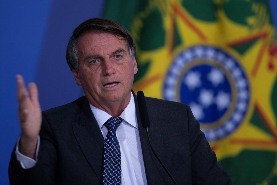 Bolsonaro tilda de "canallas" y "ladrones" a sus antecesores en el poder