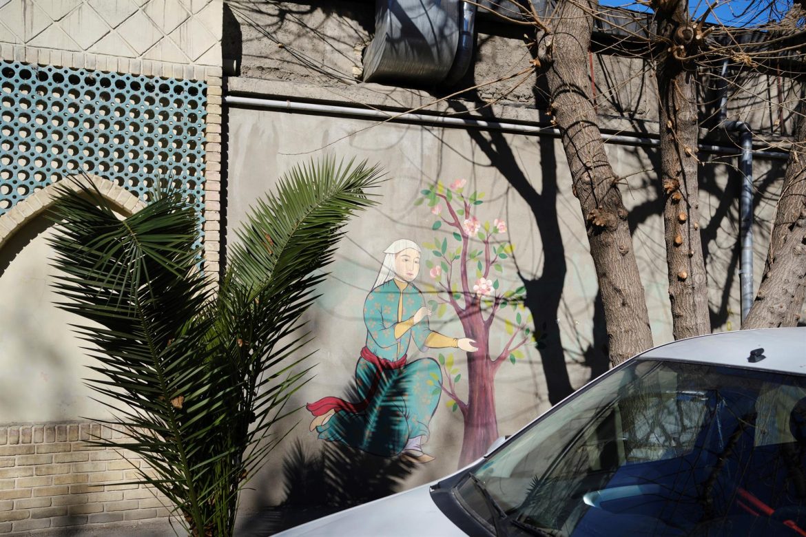 Las paredes de Irán, lienzos decorativos y medio de comunicación estatal