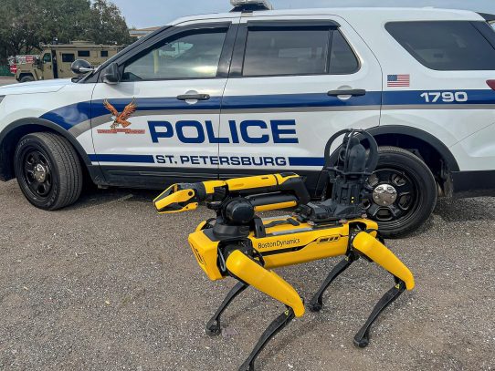 Policía de Florida presenta a su nuevo refuerzo un perro robot