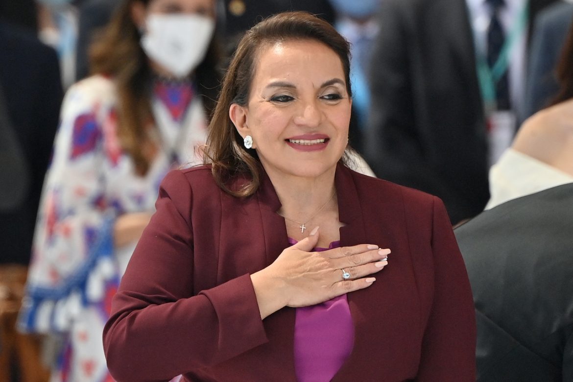 Presidenta de Honduras otorgó amnistía a funcionarios de gobierno de su esposo