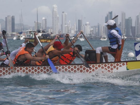 Los botes de dragón emocionan al ritmo de tambor en la Bahía de Panamá