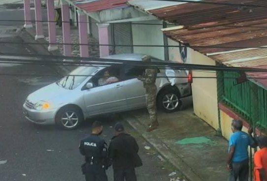 Mujer en estado etílico chocó contra residencia en Colón