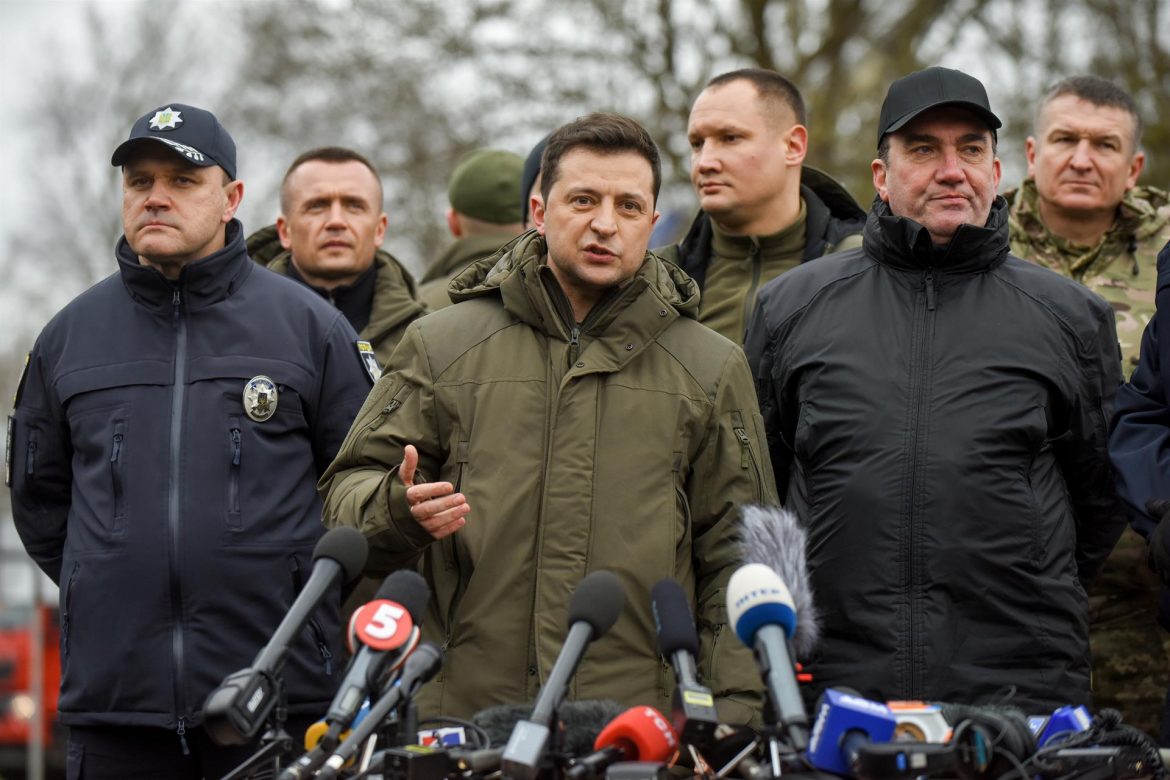 EE.UU. está preparado para evacuar a Zelenski, que permanece en Kiev
