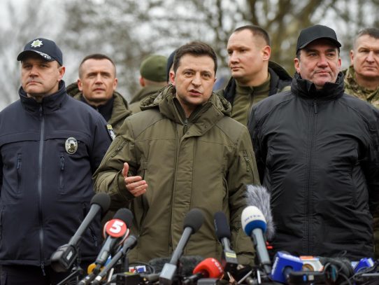 EE.UU. está preparado para evacuar a Zelenski, que permanece en Kiev