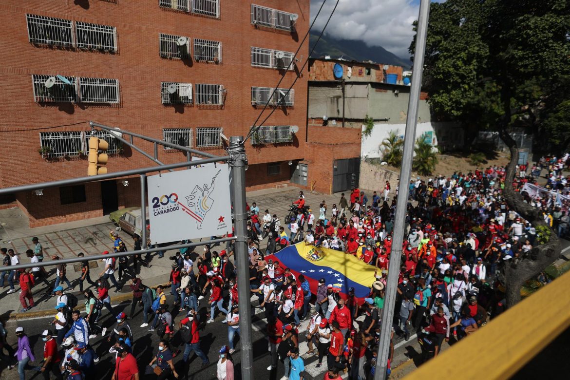 Guaidó pincha en su regreso a las calles, donde el chavismo exhibe su fuerza
