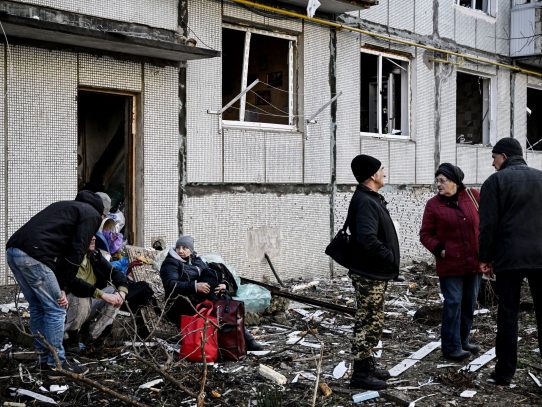 Ucrania trata de evacuar más civiles de Mariúpol y pone Kiev en toque de queda