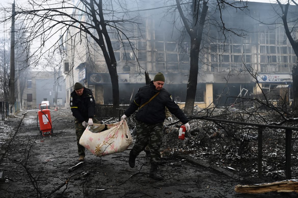 Presidente de Ucrania denuncia "cientos de violaciones" en zonas que ocuparon los rusos