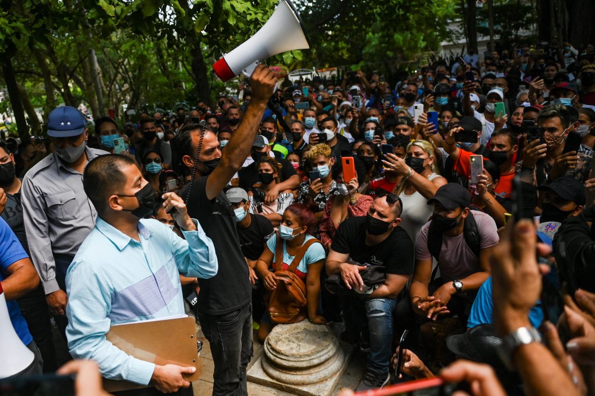 Cubanos protestan frente a embajada de Panamá por exigencia de visa de tránsito