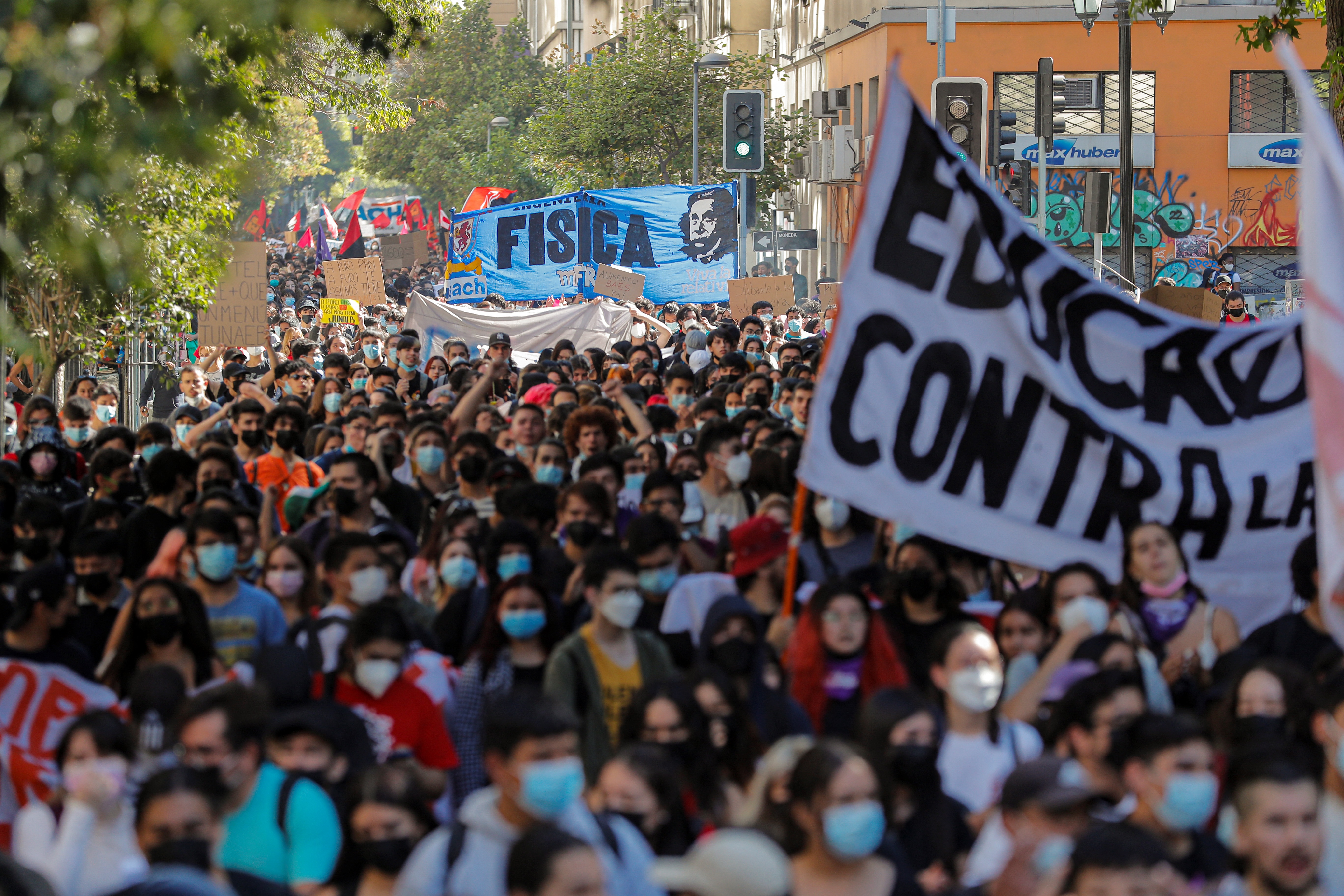 Nuevos disturbios con estudiantes bloquean el centro de Santiago