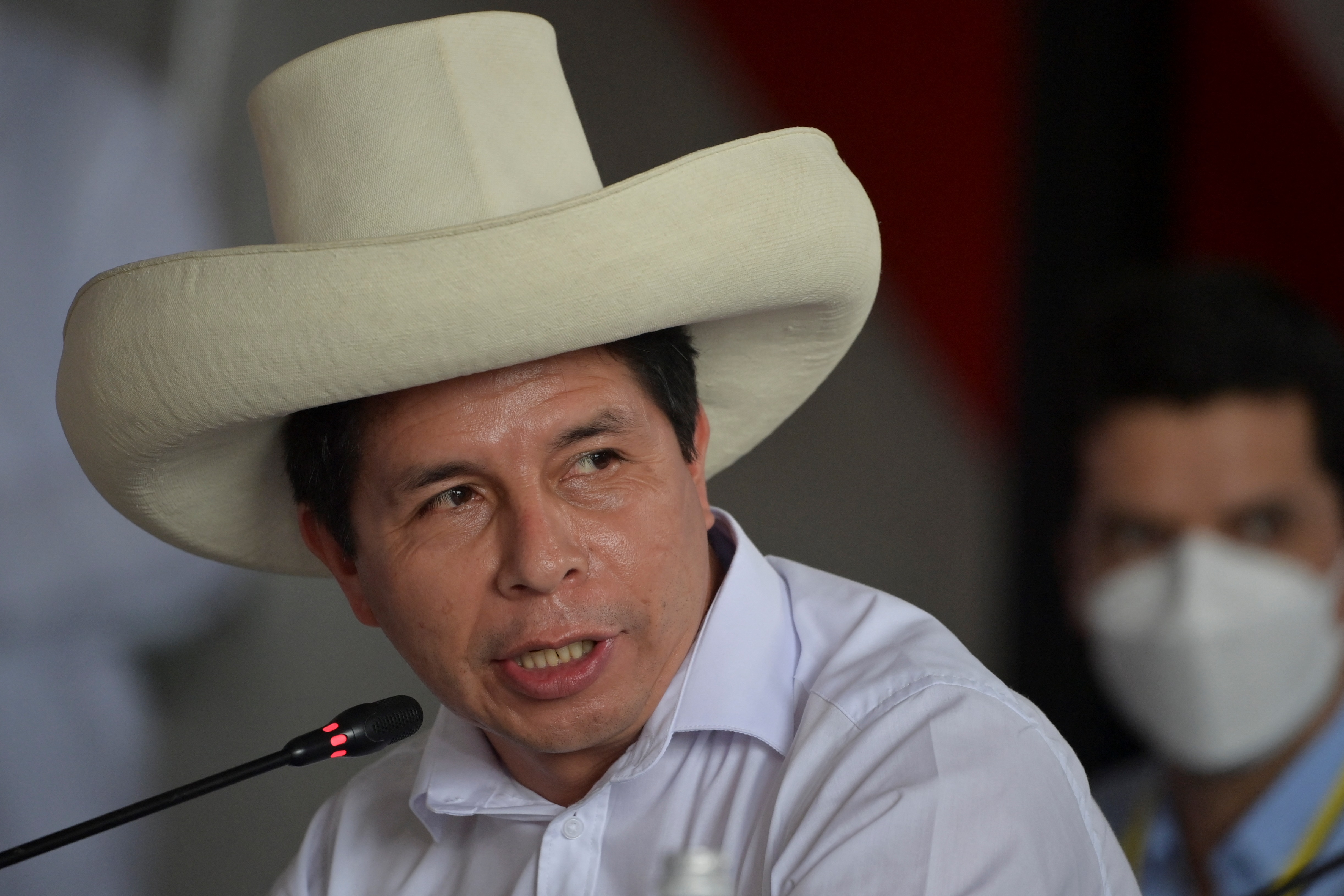 Presidente de Perú invita a opositores a "conversar" tras evitar la destitución