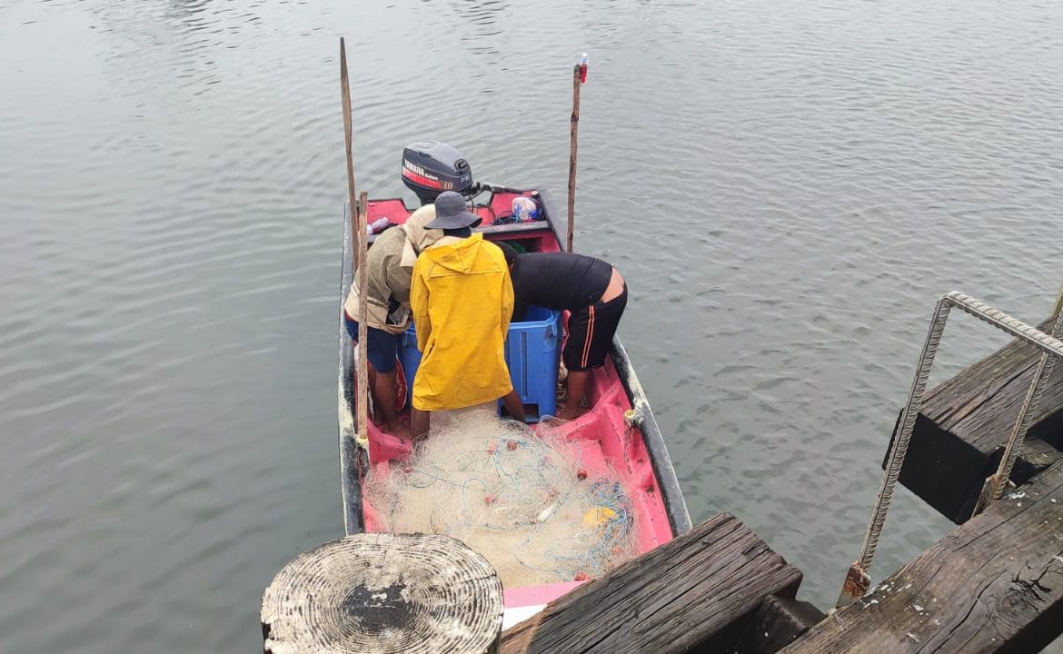 Conducen embarcación que pescaba camarón en periodo de veda