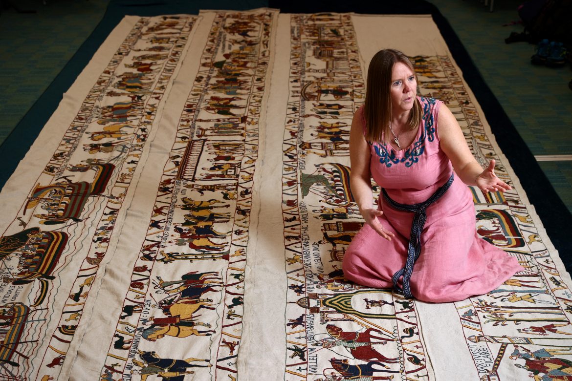 Bordadora aficionada se propone reproducir el gigantesco tapiz de Bayeux del siglo XI