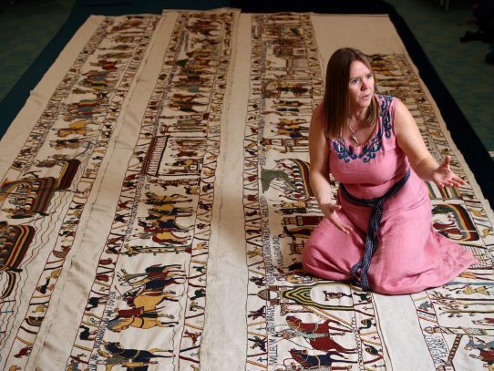 Bordadora aficionada se propone reproducir el gigantesco tapiz de Bayeux del siglo XI