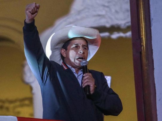 El presidente de Perú "no llega a julio" próximo, afirma congresista opositor