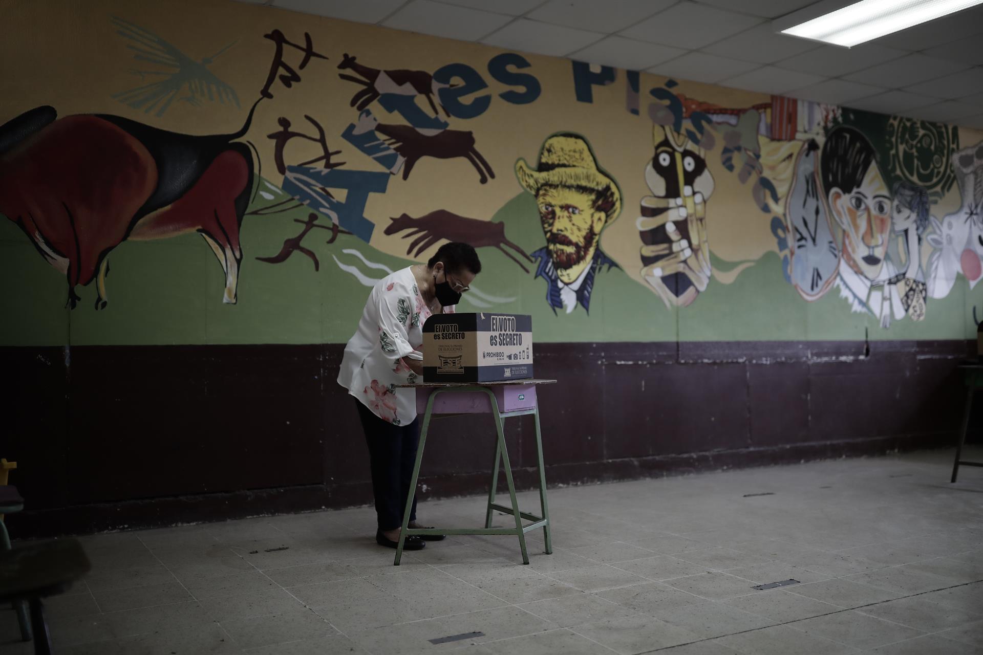 Costarricenses descontentos votarán entre el "cambio" o la "experiencia"