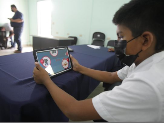 Inauguran un proyecto piloto de teleducación en una remota área indígena de Panamá