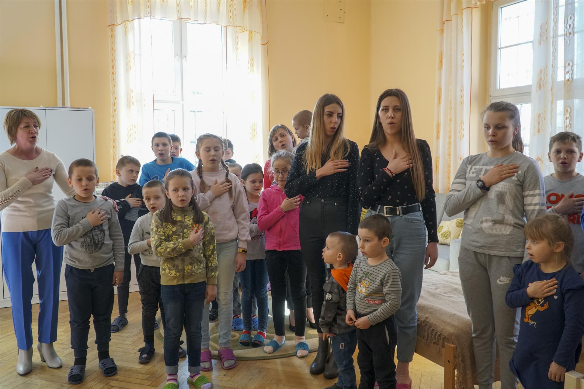 La huida disfrazada de juego de los niños de un orfanato de Ucrania