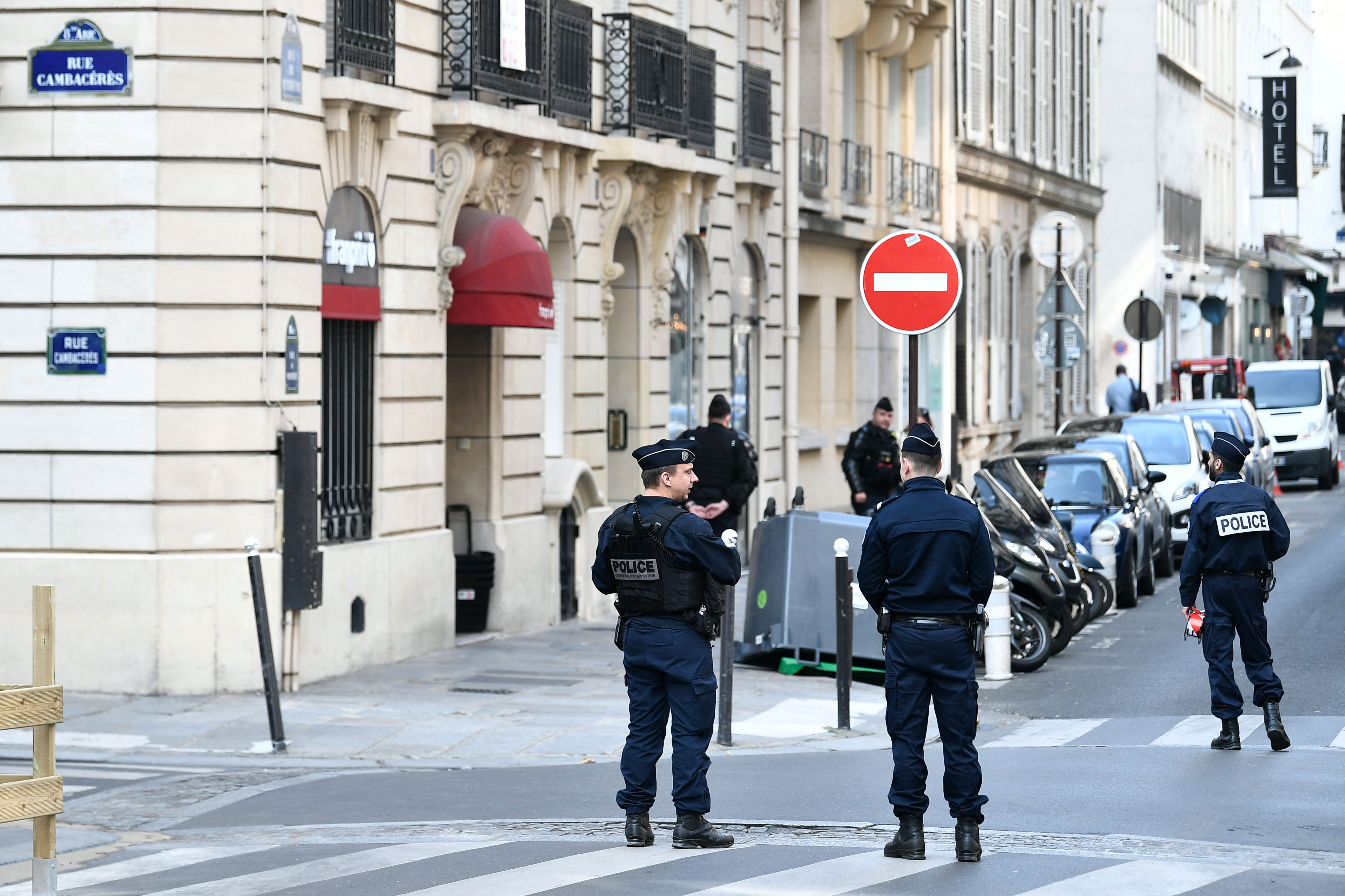 Policía mata a dos personas en vehículo que intentó embestirle en París
