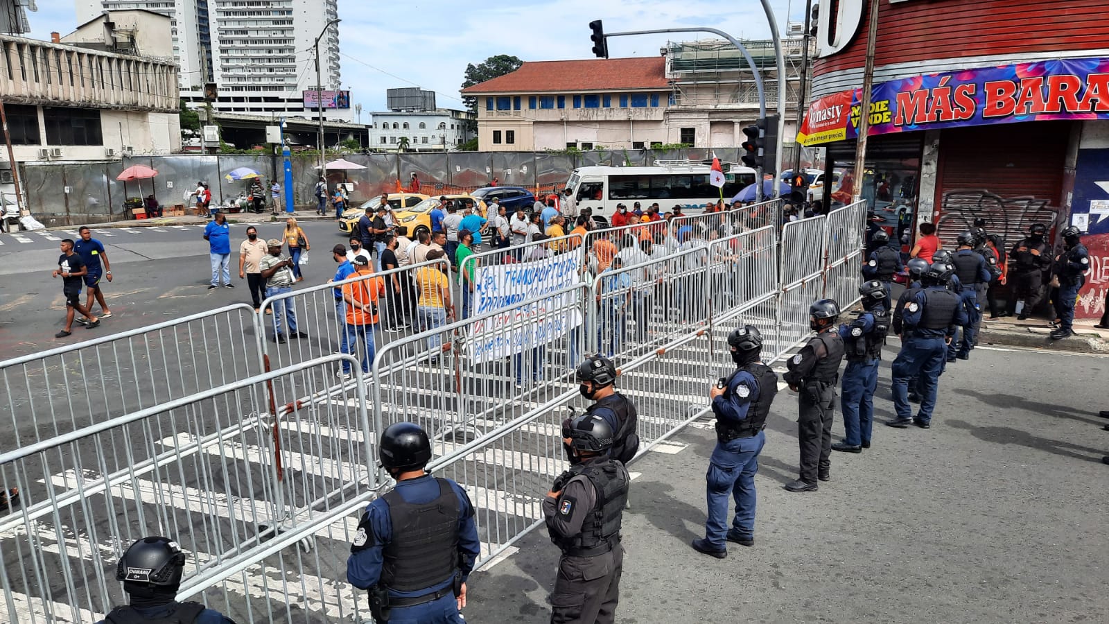 Transportistas cierran las vías en la 5 de Mayo y declaran paro indefinido