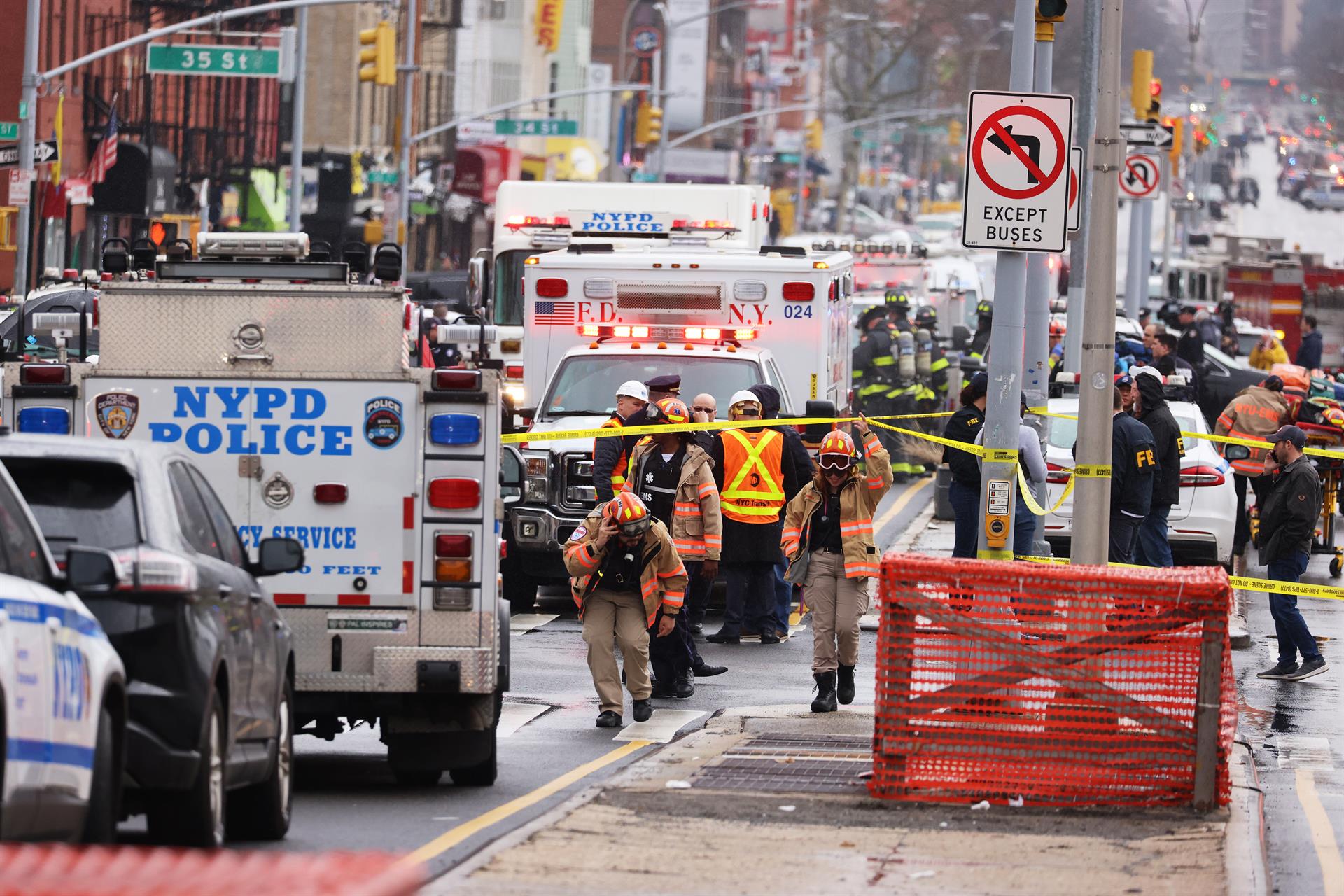 La Policía de Nueva York inspecciona estaciones y trenes por tiroteo en metro