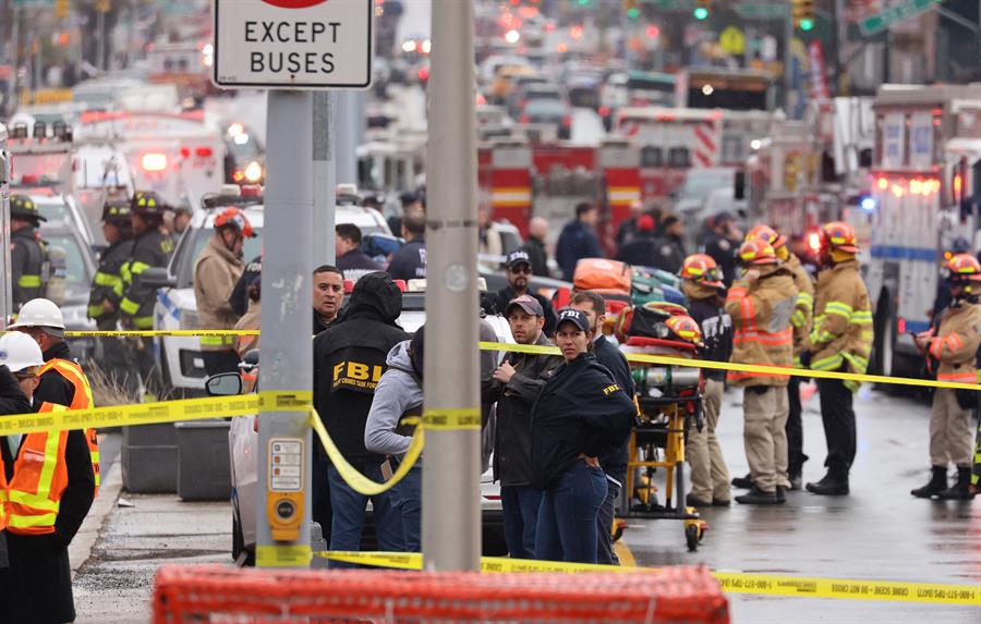 Nueva York busca al hombre que abrió fuego en el metro y dejó 16 heridos