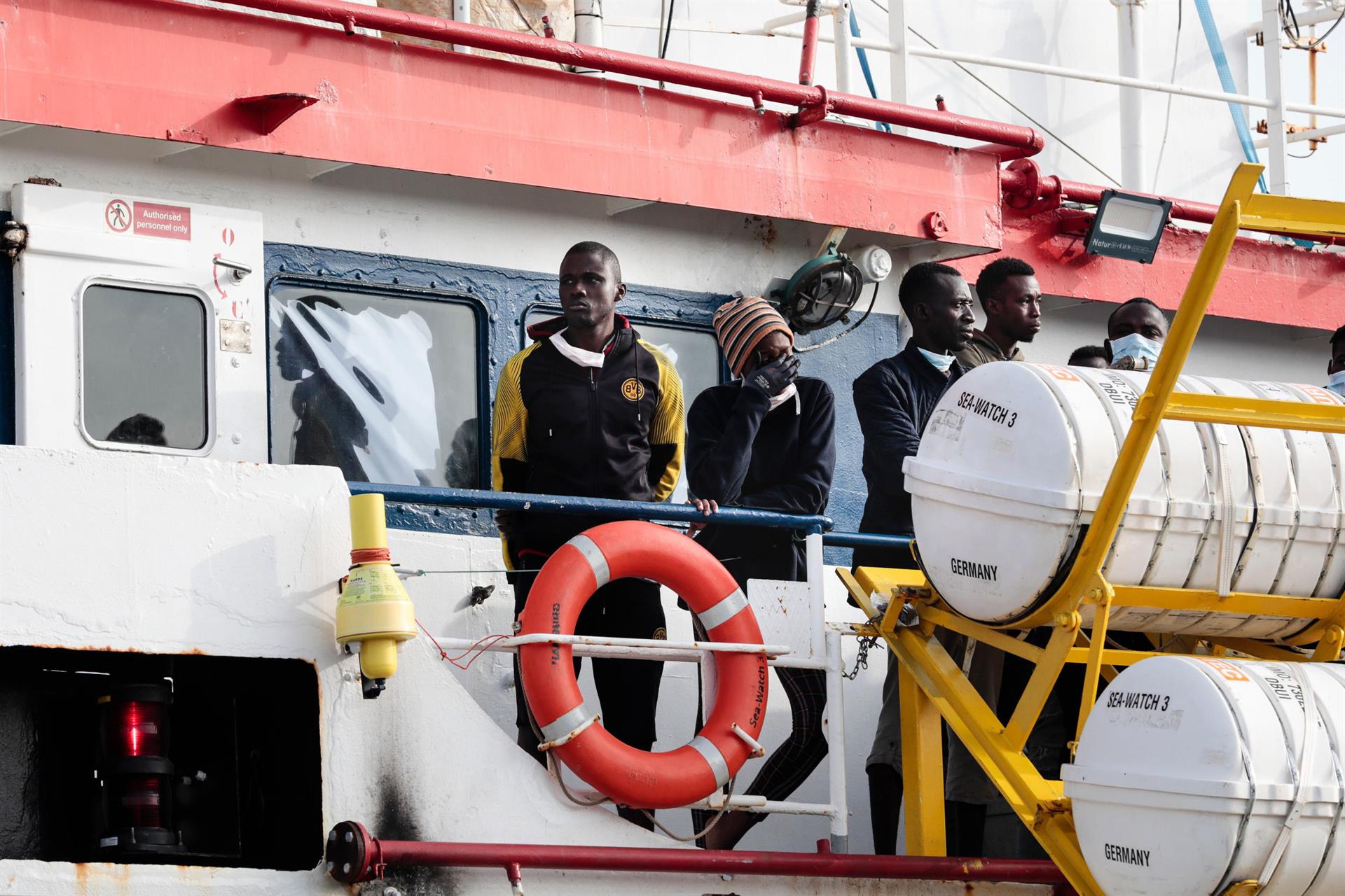 La ONG Sea Watch rescata a 210 migrantes y denuncia otro naufragio