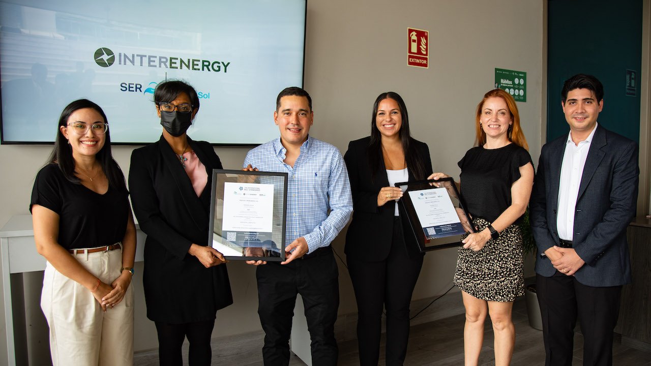 Coca-Cola FEMSA Panamá es premiada con la certificación Redimidos I-REC 2021 por utilizar energía limpia