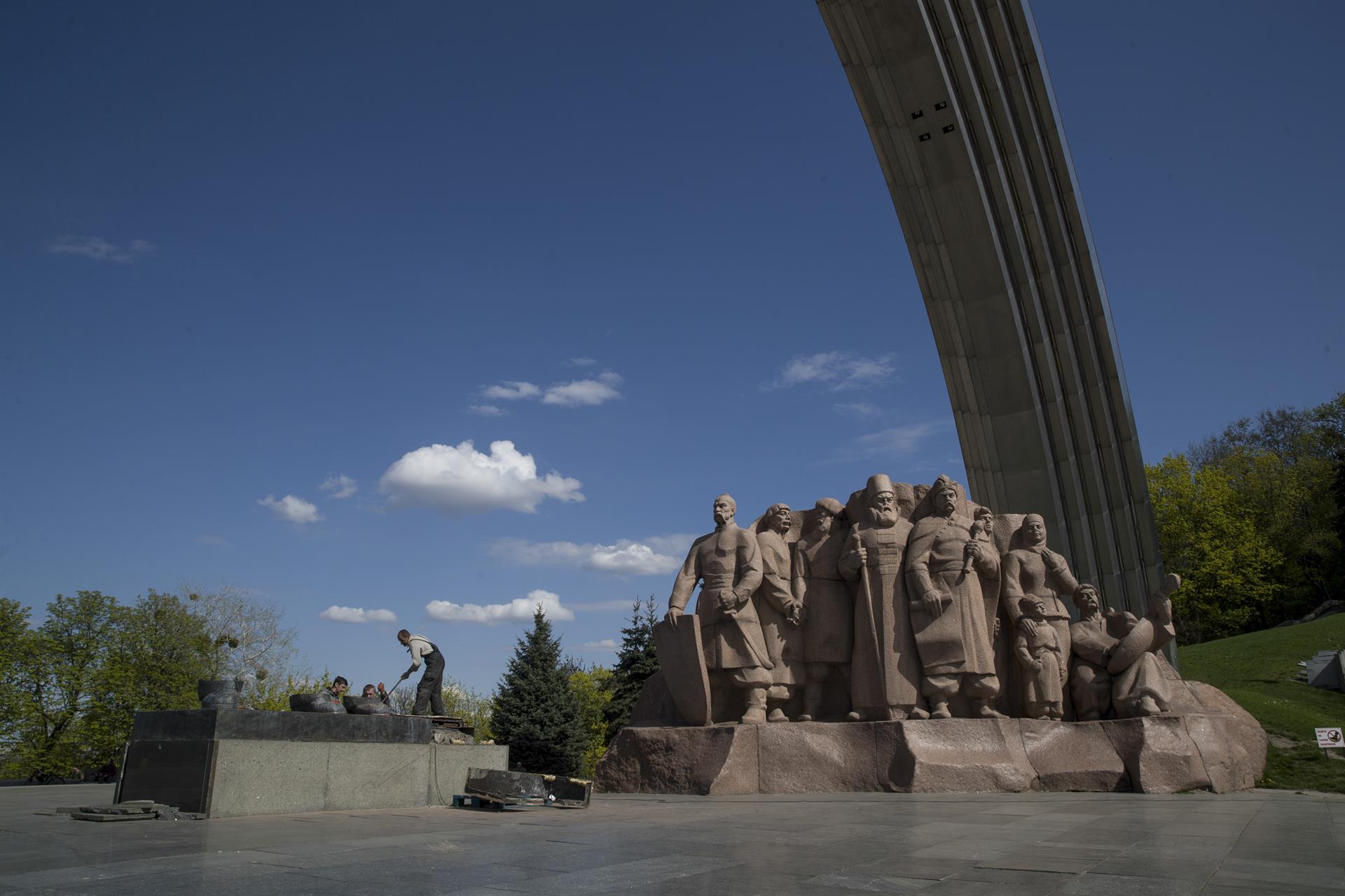 Kiev destruye la estatua que simbolizaba la unidad y amistad con Rusia